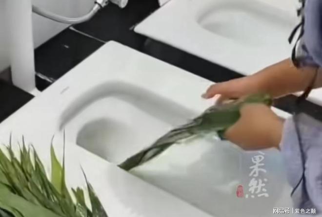 女子店内用蹲便器洗粽叶，店主：清水洗的，比洗菜盆干净
