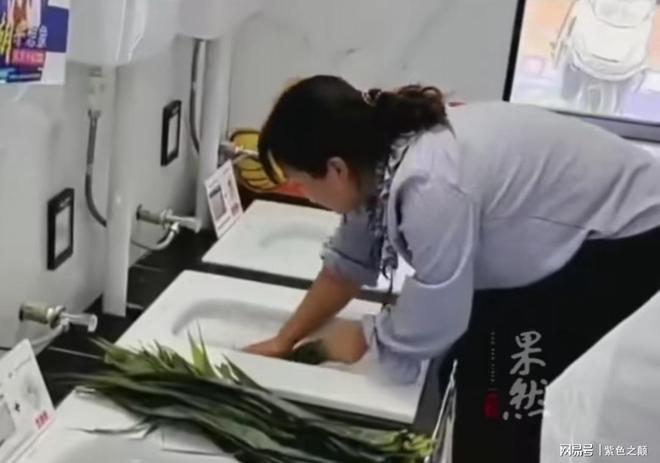 女子店内用蹲便器洗粽叶，店主：清水洗的，比洗菜盆干净