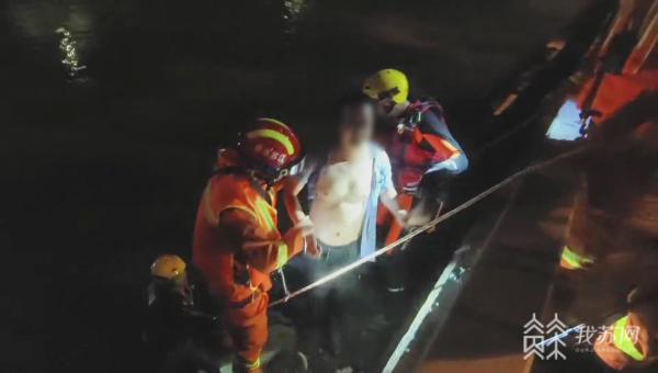 酒驾男子为躲交警跳入河中苏州消防及时救其上岸