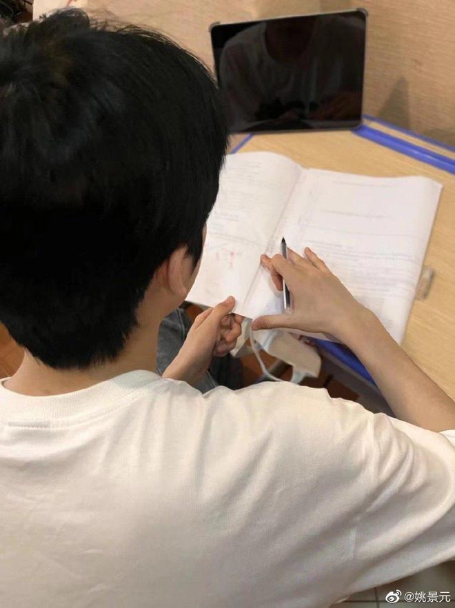 21岁爱豆二战高考仅得308分发文自曝将考第三次