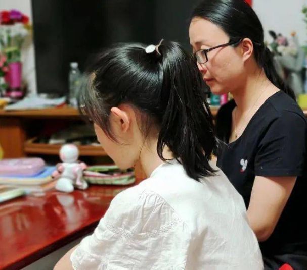 女儿将满分试卷拿给妈妈看，自称“祖坟冒黑烟”，网友：比没烟好
