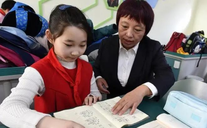 女儿将满分试卷拿给妈妈看，自称“祖坟冒黑烟”，网友：比没烟好