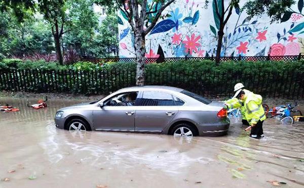 上海部分地区积水严重