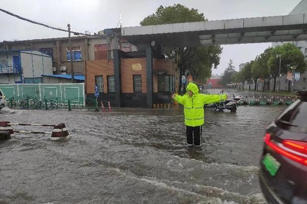 上海部分地区积水严重