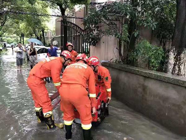 上海部分地区积水严重