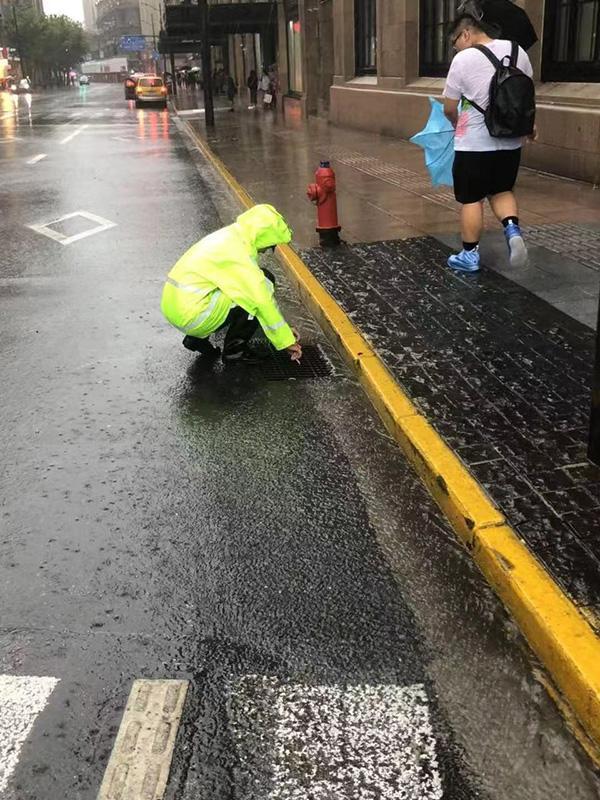 上海部分地区积水严重