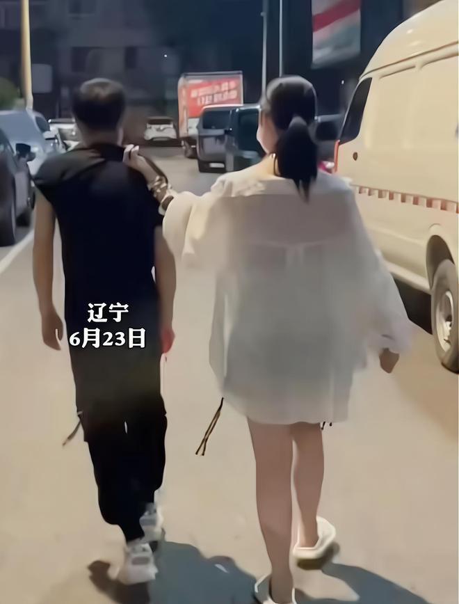 弟弟酒后发疯姐姐一秒制服