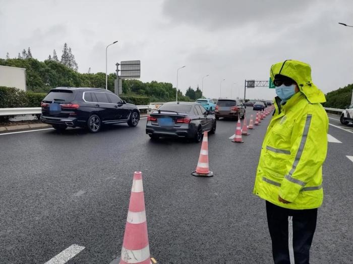 G40返程高峰昨晚已至，警方提示：雨天行车注意车速，保持车距