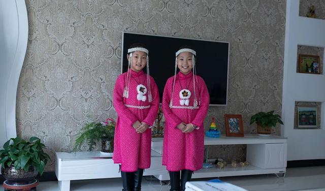 内蒙古双胞胎姐妹参加高考，一文一理均超600，这所中学又出名了