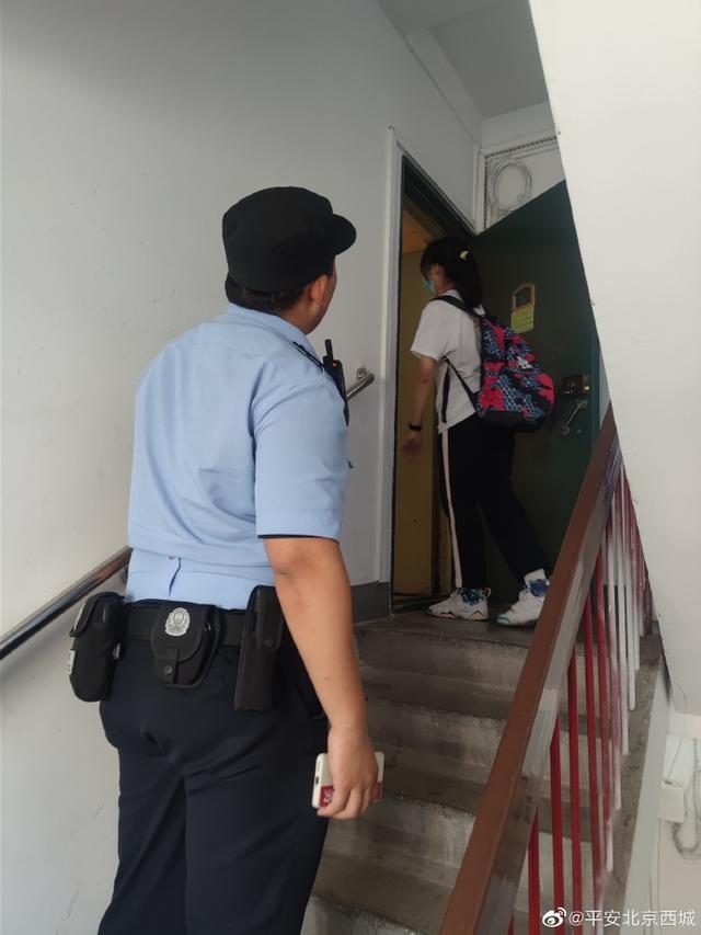北京一家长以为中考考点管饭，送完考生去游玩，民警将考生送到家