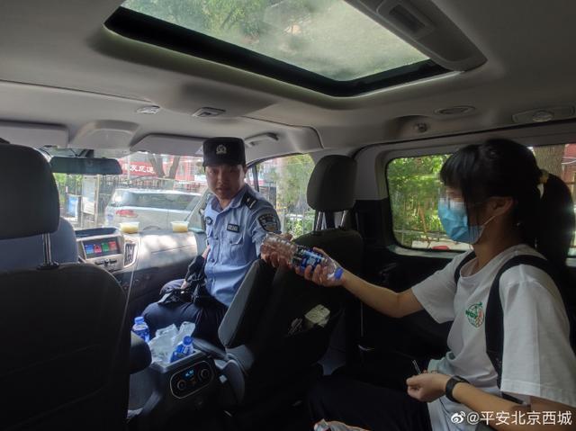 北京一家长以为中考考点管饭，送完考生去游玩，民警将考生送到家
