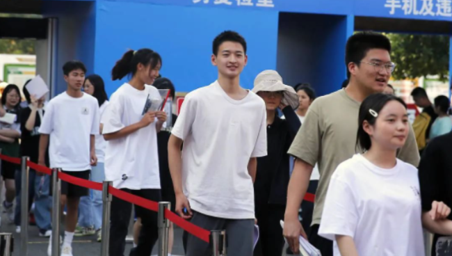 敬礼娃娃已收到北大人大邀请