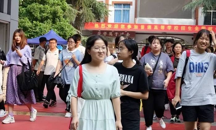 学生高考成绩被屏蔽老师激动欢呼