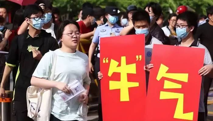 学生高考成绩被屏蔽老师激动欢呼