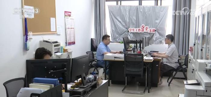 高考成绩陆续公布各地推出多种方式服务考生志愿填报