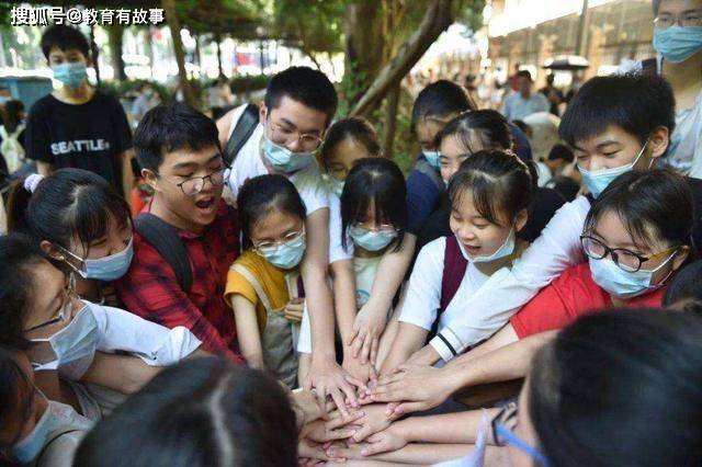 我国高考最难的省份，今年报考人数暴涨15万，1分压倒一操场人