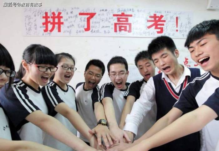 我国高考最难的省份，今年报考人数暴涨15万，1分压倒一操场人