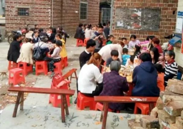 盘点高考查分家长神反应：父母比孩子还激动疯癫，有人落泪有人合不拢嘴