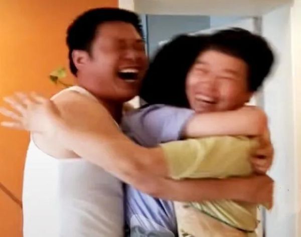 盘点高考查分家长神反应：父母比孩子还激动疯癫，有人落泪有人合不拢嘴