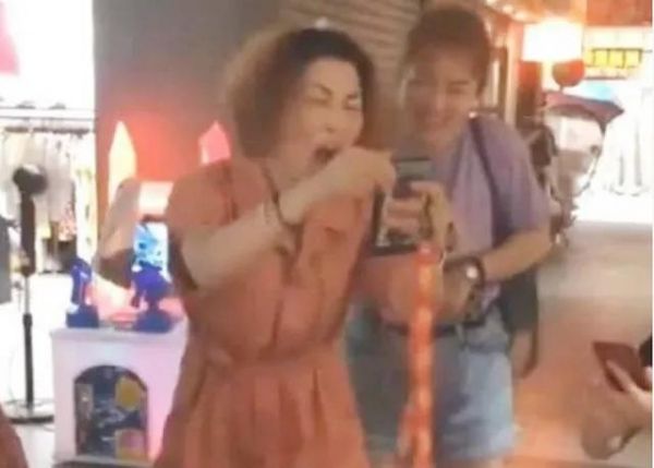 盘点高考查分家长神反应：父母比孩子还激动疯癫，有人落泪有人合不拢嘴