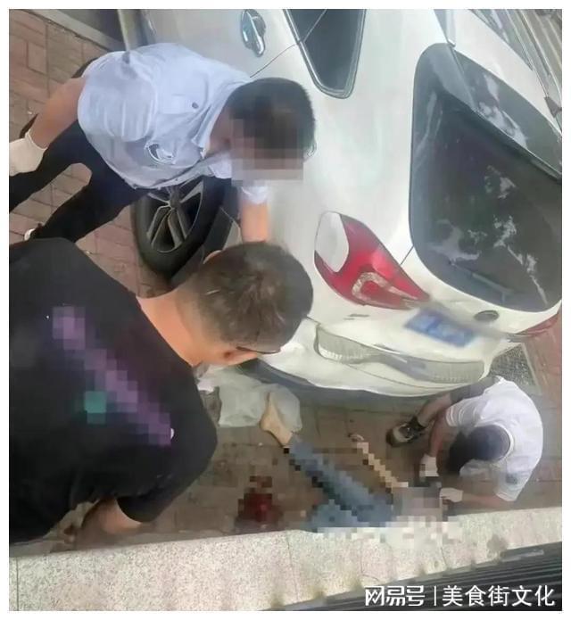幼儿园门口母女被撞身亡，司机犯错二次碾压，爸爸目睹全过程