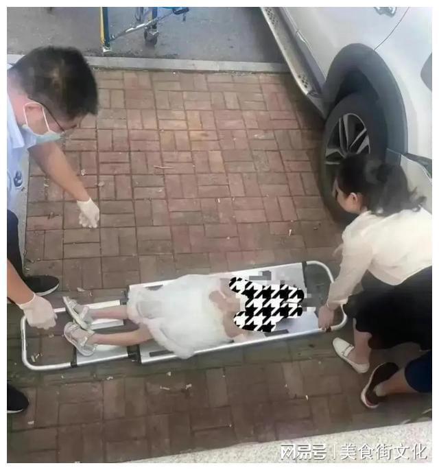 幼儿园门口母女被撞身亡，司机犯错二次碾压，爸爸目睹全过程