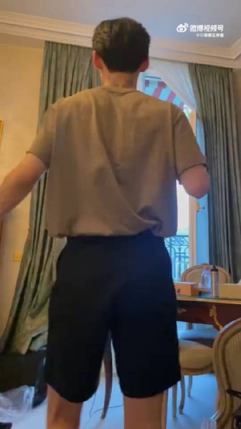头一次见一身反骨的工作室，和老板对着干，和粉丝们打成一片……