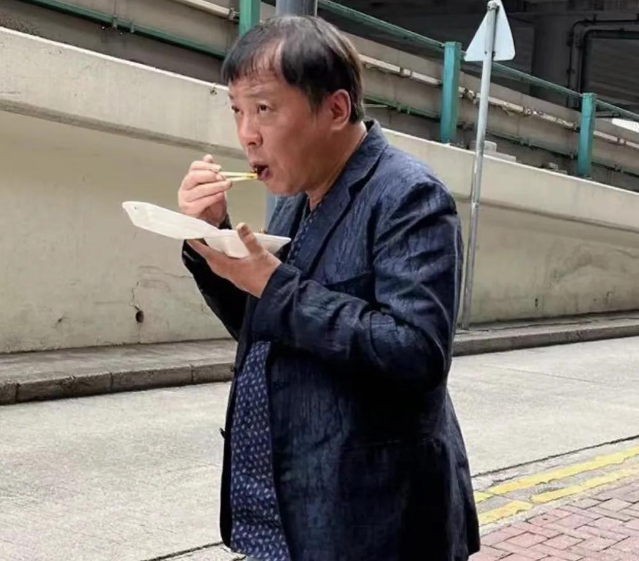 上海隐形富豪，坐拥380亿布局15家上市公司，却在街头站着吃盒饭