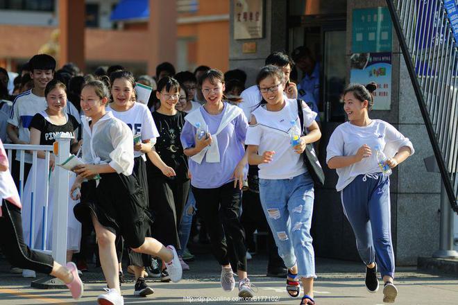 父逝母出走6岁成孤儿，男孩高考632分：从来没手机电脑只会开关机