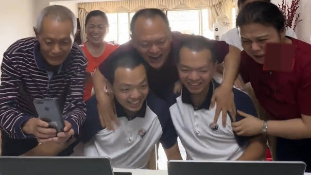 双胞胎同校同班同考688分，家长兴奋高呼：太神奇了！