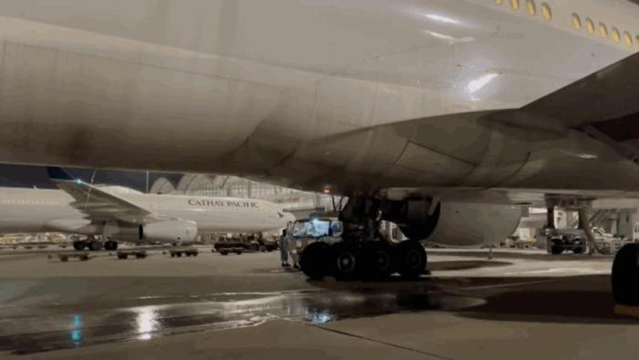 国泰航空一客机漏水深夜停飞