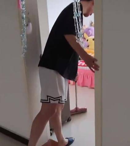 男生查分前打扫房间