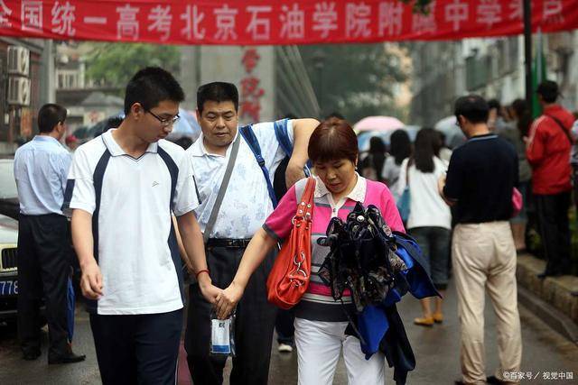 男生查分前打扫房间