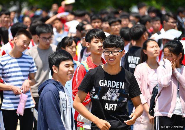 男生查分前打扫房间