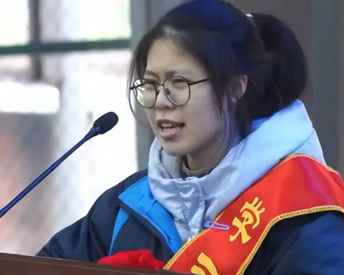 湖南“狰狞”誓师女孩被曝508分，排名超7w，别说清北，211都没戏

