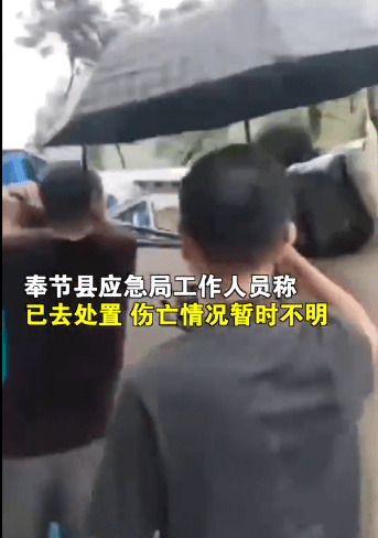 客运大巴被落石砸中