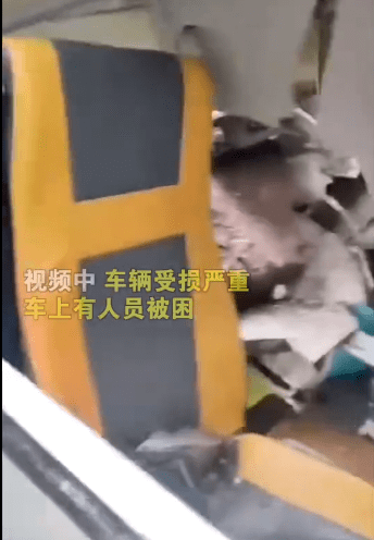 客运大巴被落石砸中