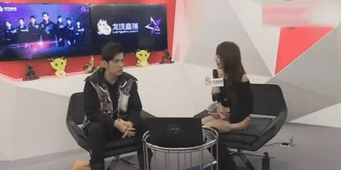 女主持人裙子太短，周杰伦全程未看女主持人一眼，网友大赞好男人！

