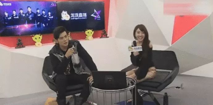 女主持人裙子太短，周杰伦全程未看女主持人一眼，网友大赞好男人！

