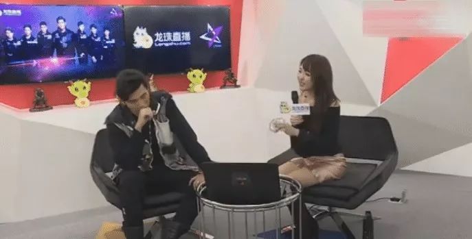 女主持人裙子太短，周杰伦全程未看女主持人一眼，网友大赞好男人！

