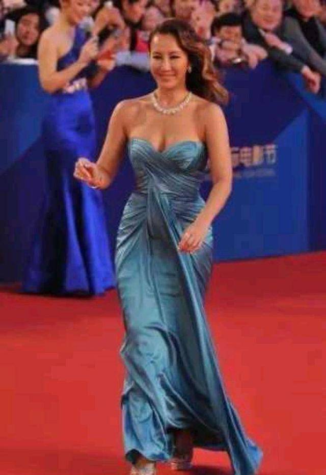46岁李玟红毯“高光”时刻：紧身包臀裙尽显妩媚，抹胸设计太吸睛