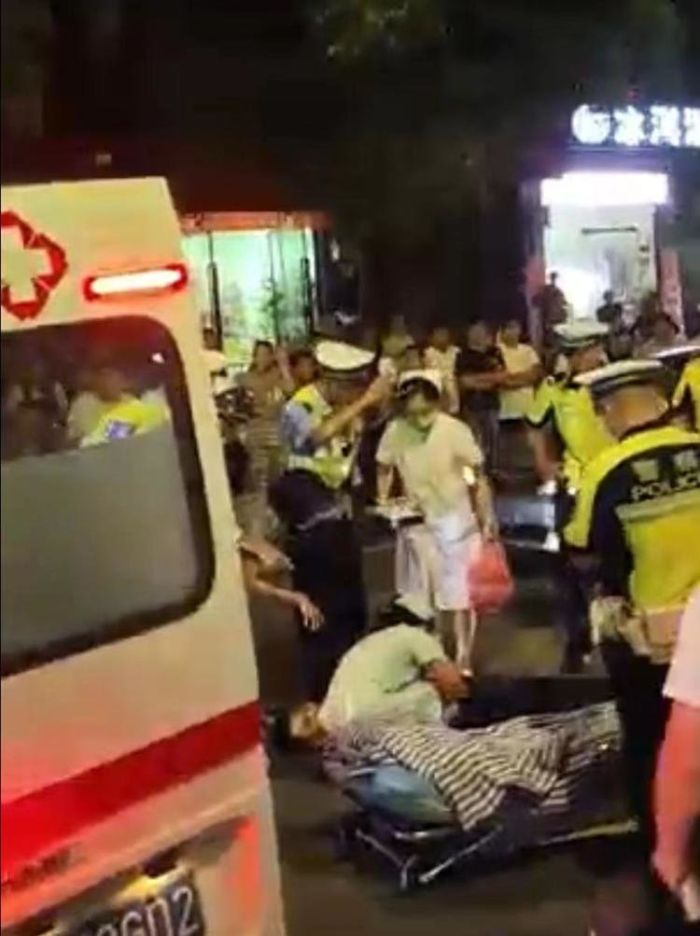 官方回应司机酒驾冲卡拖行交警