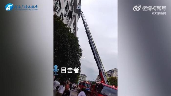 火灾中母亲将婴儿从4楼扔下