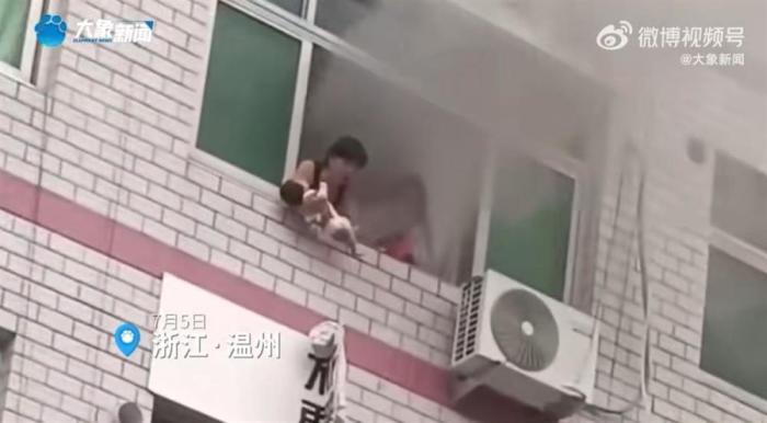 火灾中母亲将婴儿从4楼扔下