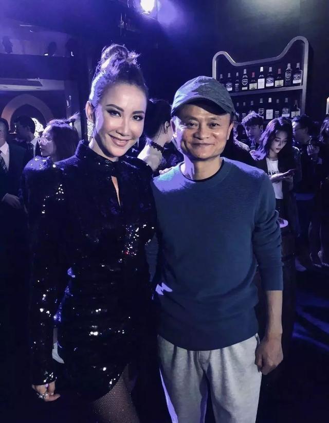 李玟脸瘦出尖下巴，干瘪身材似老太太，连滤镜都掩不住真实状态
