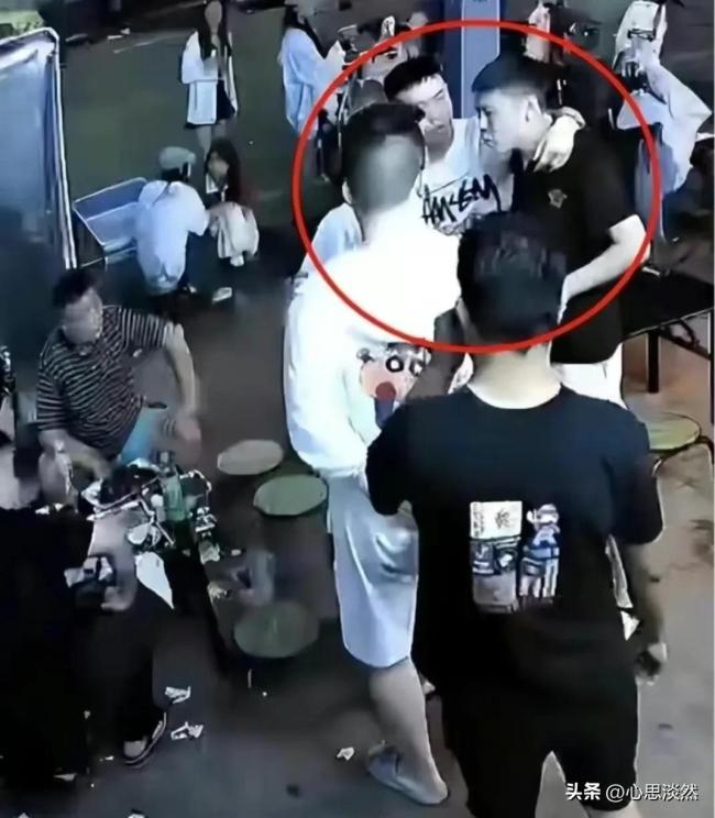 一男子持剪刀行凶致1死1伤警方：犯罪嫌疑人已被抓获