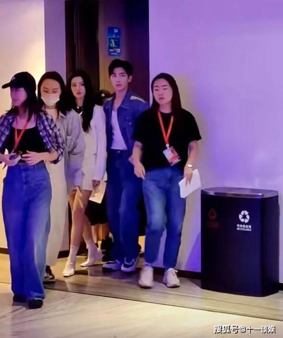 杨洋王楚然追剧团同框