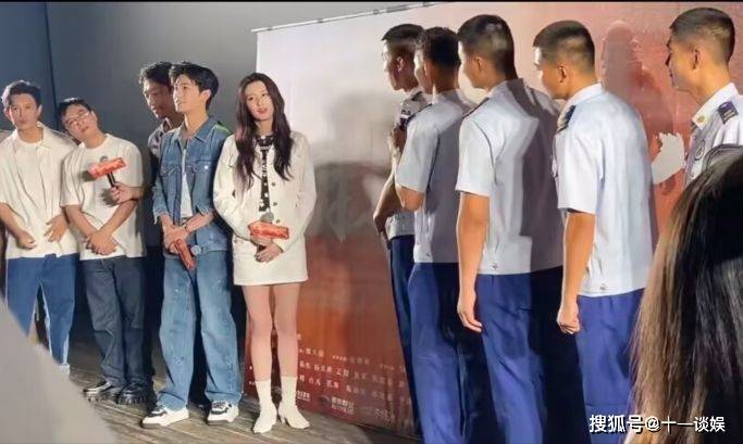 杨洋王楚然追剧团同框