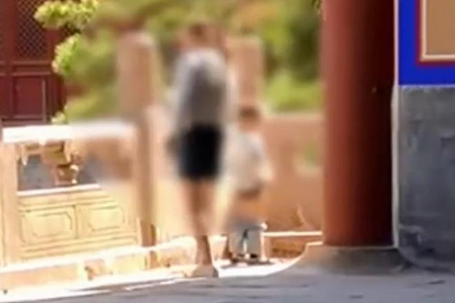 故宫回应男孩在角落小便