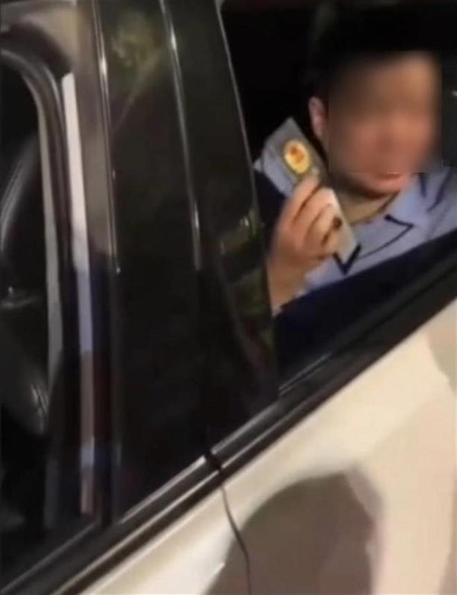 民警亮证让放行已被免职